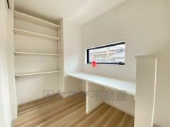 リビングにはスタディーカウンター付き。勉強やその他の作業もはかどりそうですね。