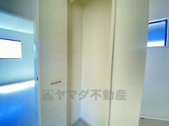 2階廊下収納。各居室に入りきれなかった荷物や、2階で使用する日用品のストック置き場に便利です。