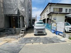 カースペースは2台付き。ご夫婦で1台づつ所有できます＾＾ 前面道路は交通量が少なく小さなお子様がいるご家庭も安心です＾＾