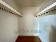 収納力豊富なウォークインクローゼット付き。洋服や小物などを1箇所にまとめて美しい収納を実現します。