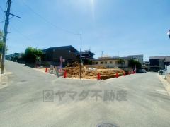 角地＾＾ 前面道路は北・西側4.8ｍ～4.9ｍ。 交通量が少ないため小さなお子様がいても安心です＾＾