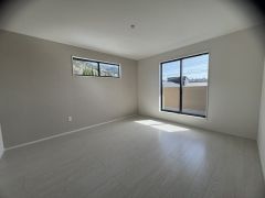 住む人のこだわりを活かす洋室＾＾日当たりがよく、寝室としての利用もおすすめ。広めのクローゼットもあり荷物もすっきり片付けれ、ゆとりのある暮らしが出来ます＾＾