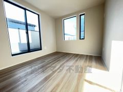 住む人のこだわりを活かす洋室＾＾日当たりがよく、寝室としての利用もおすすめ。広めのクローゼットもあり荷物もすっきり片付けれ、ゆとりのある暮らしが出来ます＾＾