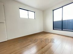 2面採光を確保した明るい室内は、風通しも良く、大変居心地の良い空間となっております。爽やかな風を感じて起きる朝は、快適生活の始まりに。