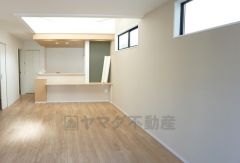 同仕様写真。家族が集まる開放的なリビング。約19.8帖の大空間で毎日のお食事が楽しみです＾＾思い思いの時間を過ごしたり、家族みんなで食事をしたり、素敵な団らんの場になりますね。