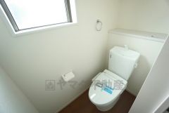 同仕様写真。ウォシュレット付トイレです。節水機能もあるので、安心して使えますね。もちろん、1階2階の2ヶ所にトイレがあるので、忙しい朝にもゆとりができますね。