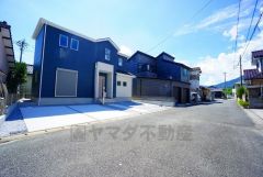 前面道路は6ｍと広く、駐車がスムーズにできます＾＾