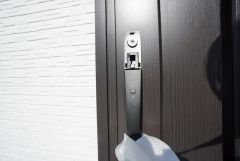 かざすだけで開閉できる、タッチキー採用の玄関。お買い物帰りで、両手がふさがってきても簡単に中に入れます＾＾