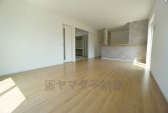 家族が集まる開放的なリビング。思い思いの時間を過ごしたり、家族みんなで食事をしたり、素敵な団らんの場になりますね。