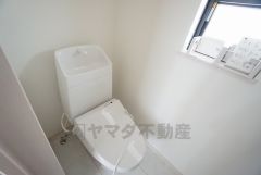 温水洗浄機付トイレです。節水機能もあるので、安心して使えますね。もちろん、1階2階の2ヶ所にトイレがあるので、忙しい朝にもゆとりができますね。