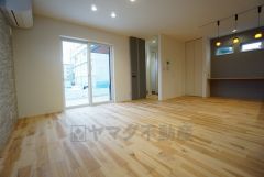 大きな窓のあるリビングは、陽光あふれる明るい空間です。居心地良く、ご家族皆がゆったり寛げる憩いの空間となりそうです。