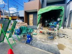 カースペースは停めやすい並列駐車2台付き。