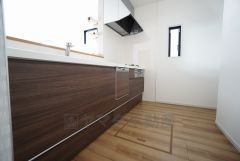 同仕様写真。対面式カウンターキッチンでお子様の様子が見守れます。カウンタートップは耐熱性に優れており、日ごろのお掃除もふき取るだけでＯＫ。ステンレスシンクも簡単にお掃除できますよ。