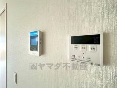 キッチン横からお湯張り、追い炊き、足し湯がボタン一つで楽々操作できる給湯機リモコンです＾＾忙しい夕飯の準備の時間帯に重宝しますね。