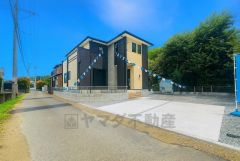 前面道路は私道南西側3.4ｍ。交通量が少なく安心して駐車出来ます＾＾