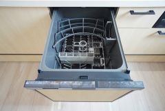 ビルトインタイプで、キッチンと同じカラーにすることにより一体感を持たせることができます。乾燥機能が備わっているため家事の時間が短縮できます。