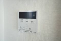 キッチン横からお湯張り、追い炊き、足し湯がボタン一つで楽々操作できる給湯機リモコンです。忙しい夕飯準備の時間帯に重宝しますね。