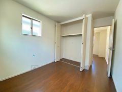 暖かい日差しが差し込む洋室。たっぷり収納できるクローゼット付きでお部屋の中をすっきりと快適に保てます。