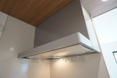 お手入れが簡単なスリム型レンジフードです。調理により発生する油煙や臭いを吸い込み、屋外へ排気してくれます。