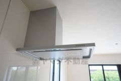 調理により発生する油煙や臭いを吸い込み、屋外へ排気してくれます。