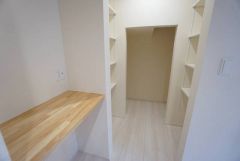 キッチン横には階段下を有効活用した大容量のパントリー＾＾ちょっとしたカウンター付きで、家事の合間に一人コーヒータイムでほっと一息つけそうです＾＾