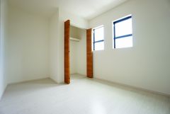 同仕様写真。木目調のシンプルデザインで落ち着きと安らぎの空間に仕上げています。各部屋に収納が完備されているので、お荷物が多くなっても安心の設計です。