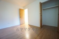 暖かい日差しが差し込む洋室。たっぷり収納できるクローゼット付きでお部屋の中をすっきりと快適に保てます。