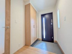 たっぷり収納できるシューズボックスです。家族全員の靴がきれいに整頓できます。棚の上にお花や写真を飾っても良いですね。