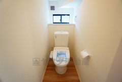 温水洗浄機付トイレです。節水機能もあるので、安心して使えますね。もちろん、1階2階の2ヶ所にトイレがあるので、忙しい朝にもゆとりができますね。