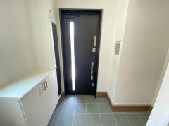 たっぷり収納できるシューズボックスです。家族全員の靴がきれいに整頓できます。棚の上にお花や写真を飾っても良いですね。