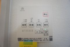 雨の日の洗濯も安心できる浴室暖房乾燥機付き浴室。リモコンで操作もボタン1つで簡単。 浴室暖房乾燥機には、暖房、乾燥、涼風、換気の4つの機能が付いています。タイマー付きです。
