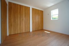 住む人のこだわりを活かす洋室＾＾日当たりがよく、寝室としての利用もおすすめ。広めのクローゼットもあり荷物もすっきり片付けれ、ゆとりのある暮らしが出来ます＾＾