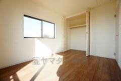 同仕様写真。明るい洋室です。ナチュラル色のフローリングで開放的な優しい雰囲気になっています＾＾ベッドや机、ＴＶを置いてもゆとりのある広さです。