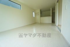 対面式カウンターキッチンでお子様の様子が見守れます。カウンタートップは耐熱性に優れており、日ごろのお掃除もふき取るだけでＯＫ。ステンレスシンクも簡単にお掃除できますよ。