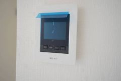 防犯性、セキュリティ対策に安心できるテレビモニター付きインターフォンです。セールスマン対策にもなり安心できます。