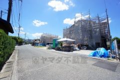 前面道路は公道東側約6.1ｍ、南側約6.3ｍ。幅広いため車の離合もスムーズです＾＾西鉄バス市立病院停徒歩4分。並列駐車4台分＾＾