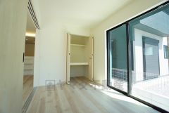 暖かい日差しが差し込む洋室。たっぷり収納できるクローゼット付きでお部屋の中をすっきりと快適に保てます。