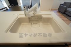 広々とした凸型シンクに洗剤ポケットを標準装備。大きなお鍋など洗いやすいです。洗剤や石鹸、スポンジもすっきりできる収納付き。