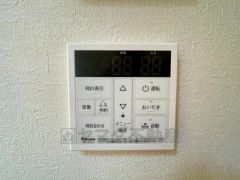 キッチン横からお湯張り、追い炊き、足し湯がボタン一つで楽々操作できる給湯機リモコンです＾＾忙しい夕飯の準備の時間帯に重宝しますね。