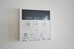 明るい洋室です。ナチュラル色のフローリングで開放的な優しい雰囲気になっています＾＾ベッドや机、ＴＶを置いてもゆとりのある広さです。 オープンクローゼットは、扉の開閉動作がないので荷物の出し
