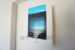 防犯性もばっちり、TVモニター付きインターフォン完備。大きなモニターで玄関先を確認できます。録画機能が付いているので不在時の訪問者も確認できて安心です^^
