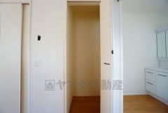 調理家電や食品のストックをすっきりまとめられ、キッチン周りを広々使えます。