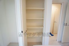 まとめ買いしてもこの収納量なら心配要らずのパントリー。調理家電や食品のストックをすっきりまとめられ、キッチン周りを広々使えます。