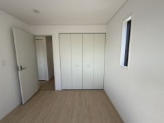 暖かい日差しが差し込む洋室。たっぷり収納できるクローゼット付きでお部屋の中をすっきりと快適に保てます。