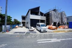 前面道路は8.1ｍ。 お車をスムーズにお停めできます＾＾ カースペースは全棟2台＾＾ 西鉄バス須恵停徒歩2分。