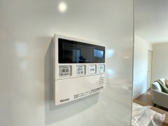 キッチン横からお湯張り、追い炊き、足し湯がボタン一つで楽々操作できる給湯機リモコンです＾＾忙しい夕飯の準備の時間帯に重宝しますね。