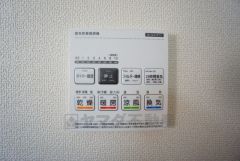 雨の日の洗濯も安心できる浴室暖房乾燥機付き浴室。リモコンで操作もボタン1つで簡単。 浴室暖房乾燥機には、暖房、乾燥、涼風、換気の4つの機能が付いています。タイマー付きです。