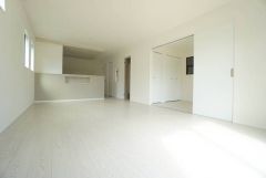 対面式キッチンを中心としたリビングダイニング。キッチンでの作業性を兼ね備え、家族の笑顔あふれる団らんのひと時をお過ごしいただける設計になっています。