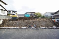 敷地面積広々71坪。 カースペースは停めやすい並列駐車4台付き。自転車やバイクなども置ける広さです。