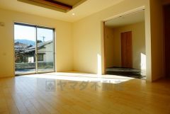 同仕様写真。大きな窓のあるリビングは、陽光あふれる明るい空間です。居心地良く、ご家族皆がゆったり寛げる憩いの空間となりそうです。